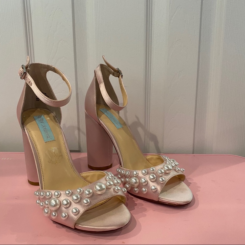 💗✨Betsey Johnson Pearl Heels ✨💗
